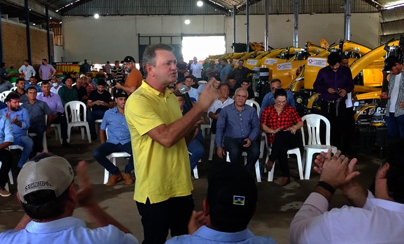 JI-PARANÁ: Luiz Goebel participa da entrega de equipamentos agrícolas para o município