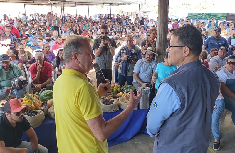 VILHENA: Luizinho Goebel entrega benefícios para produtores rurais do município