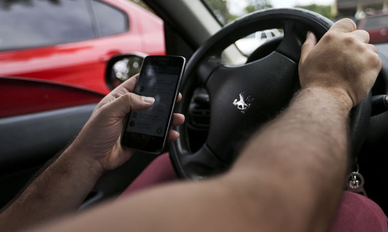MAIO AMARELO: Associação alerta para riscos de acidente devido o uso de celular ao volante