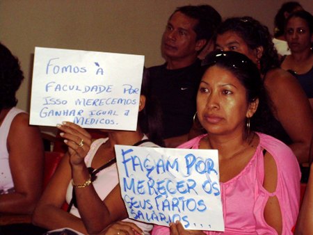 GREVE DA EDUCAÇÃO - Manifestantes protestam com muito barulho e acabam com sessão plenária na Assembléia Legislativa - Foto