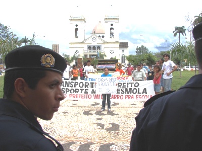 AUMENTO DA PASSAGEM - Em frente a  Prefeitura manifestantes acusam prefeito de 