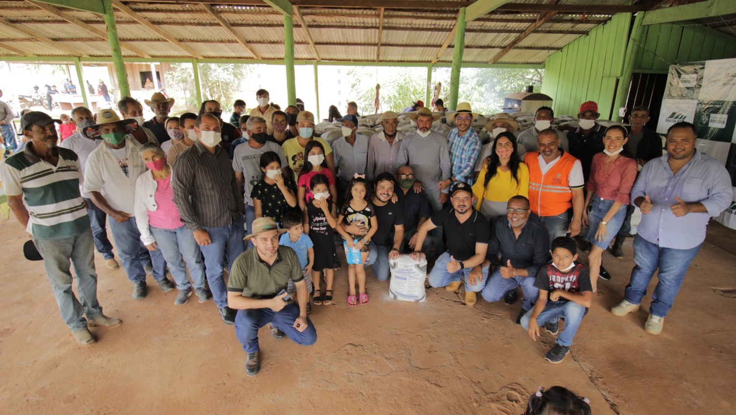 COMUNIDADE JOANA DARC: Marcelo Cruz entrega 22 toneladas de calcário produtores da capital