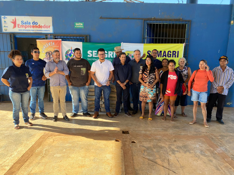 MARCELO CRUZ: Deputado participa da entrega de calcário aos produtores rurais de Itapuã do Oeste