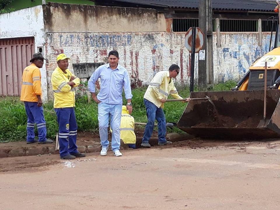 Márcio do Sitetuperon fiscaliza serviços da Prefeitura no Agenor de Carvalho