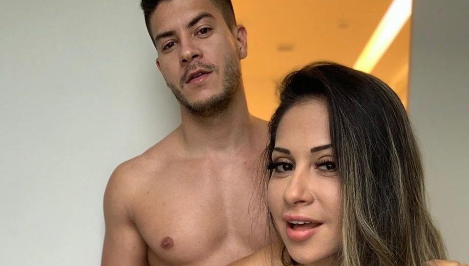 PIPOCANDO: Mayra Cardi aparece só de toalha e Arthur dá apertão no bumbum