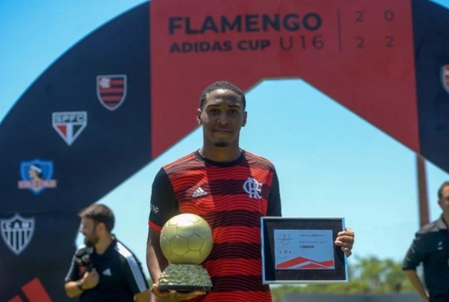 INVESTIMENTO: Promessa do Flamengo de 16 anos renova contrato com o clube até 2025