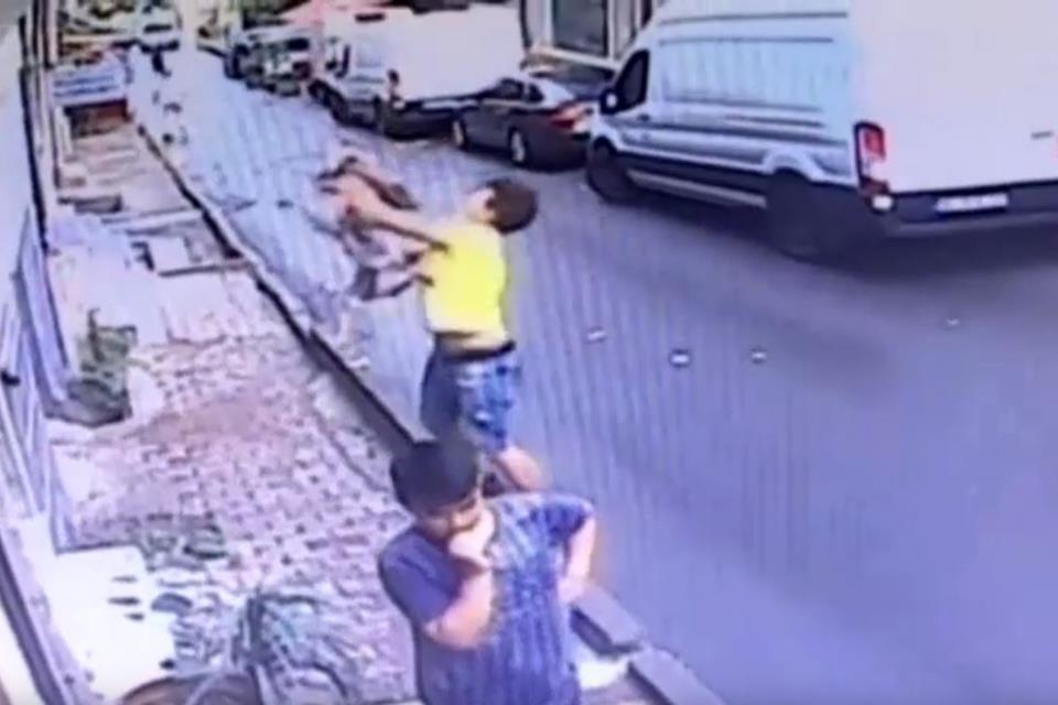 VÍDEO: Adolescente salva criança que caiu do 2º andar de prédio