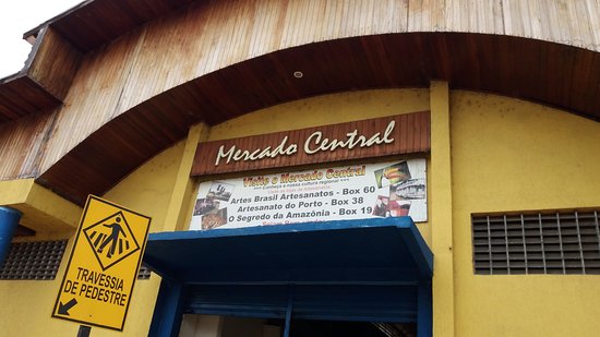 LOCAL TURÍSTICO: Comunidade sofre com fedor de esgoto estourado no Mercado Central