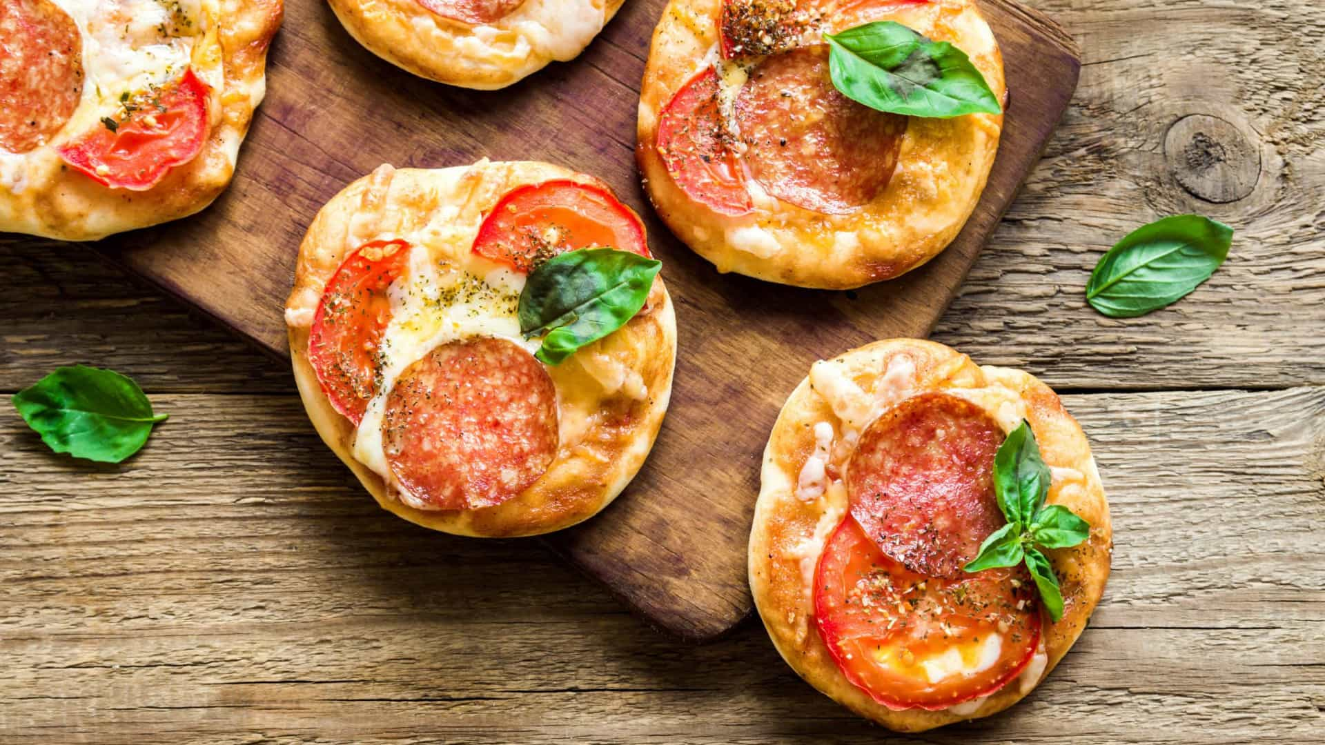 RÁPIDAS: Aprenda a fazer deliciosas mini-pizzas de liquidificador nessa quarentena