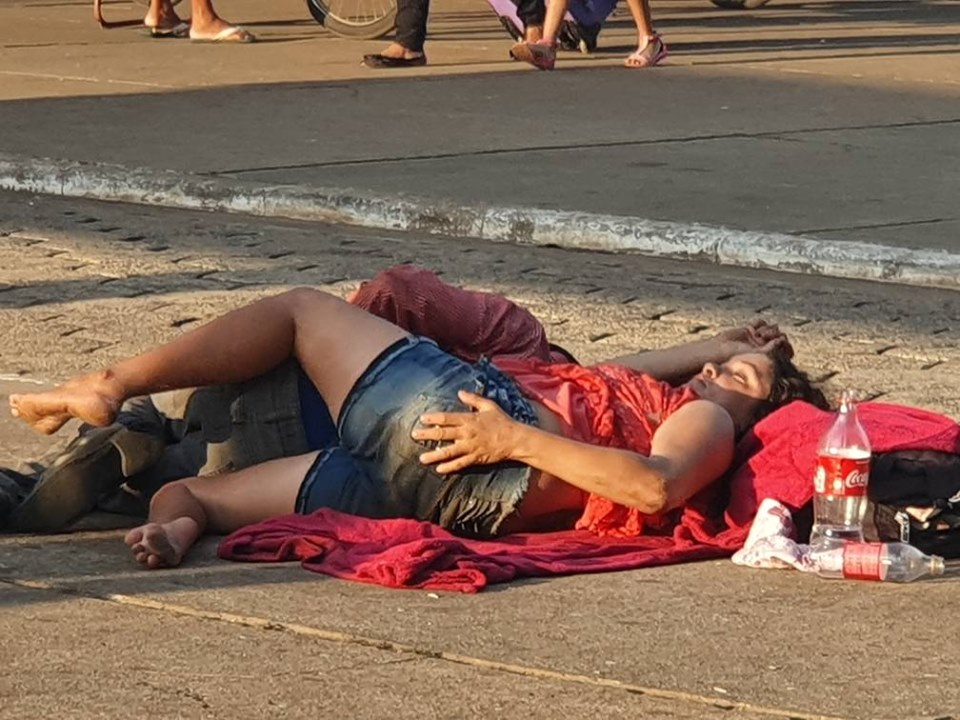 TRISTEZA: Moradores de rua se aglomeram no entorno da rodoviária da capital