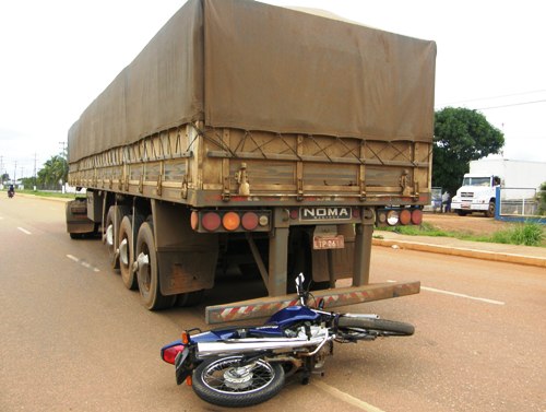 Motociclista entra na traseira de carreta na avenida Costa e Silva -  foto