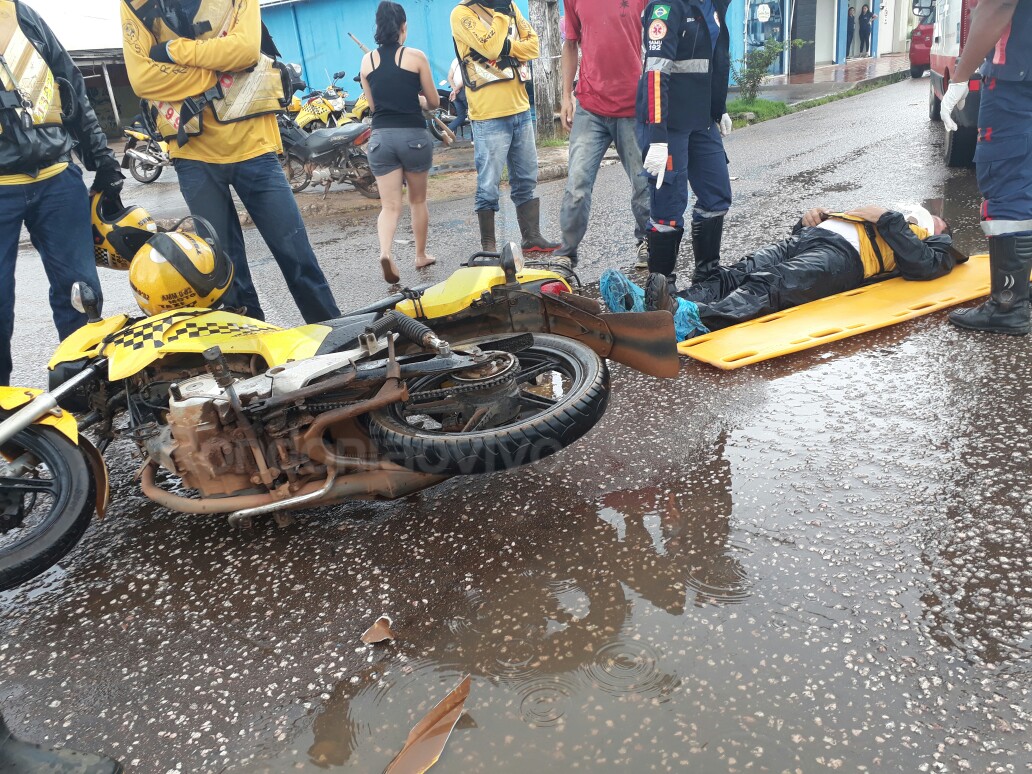 OMISSÃO: Mulher foge após atropelar mototaxista em cruzamento