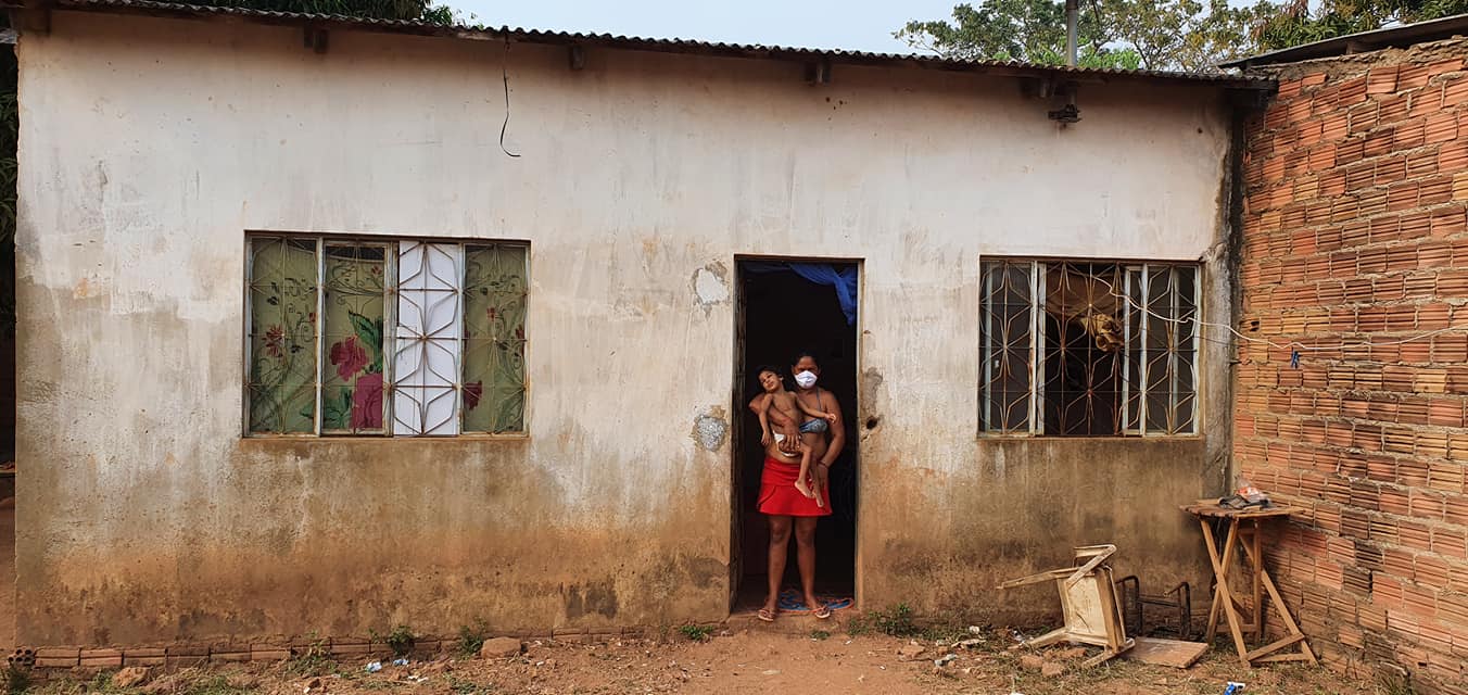 SOFRIMENTO: Mulher que adotou criança especial pede ajuda para alimentos 