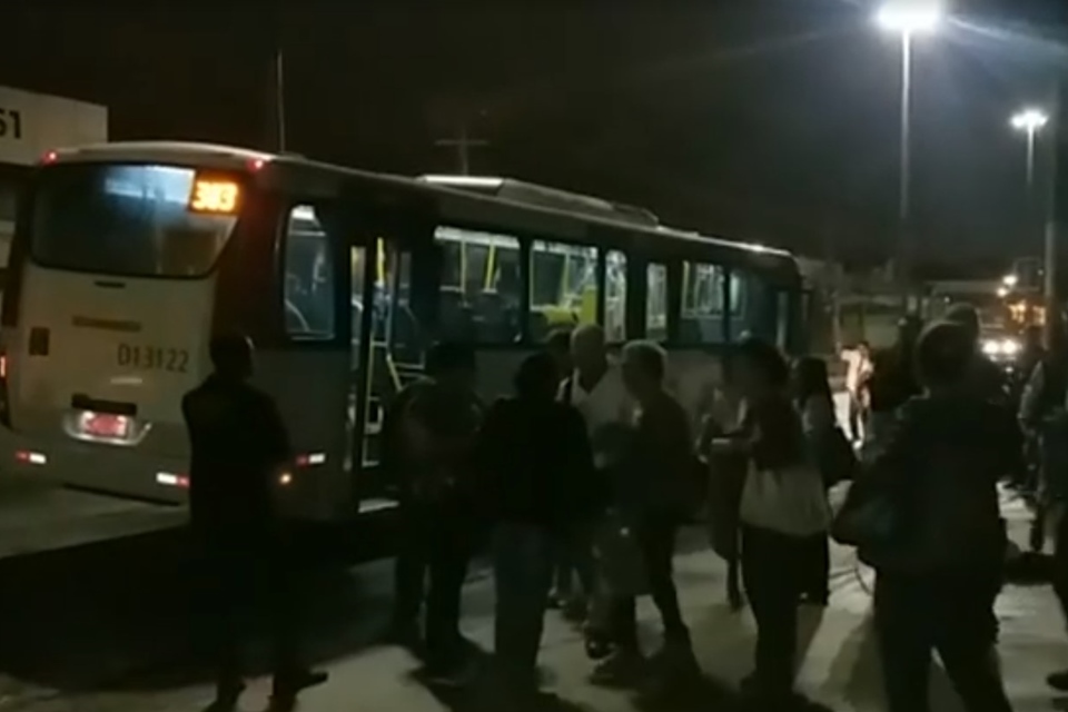 SUSPEITOS FUGIRAM: Mulher morre em troca de tiros entre PMs e criminosos em ônibus