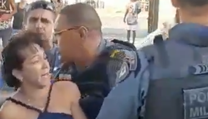 ABSURDO: Policial agride e abusa de mulher e população o impede de levá-la presa