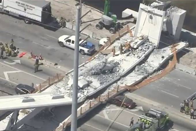 Ponte desaba em cima de carros em Miami