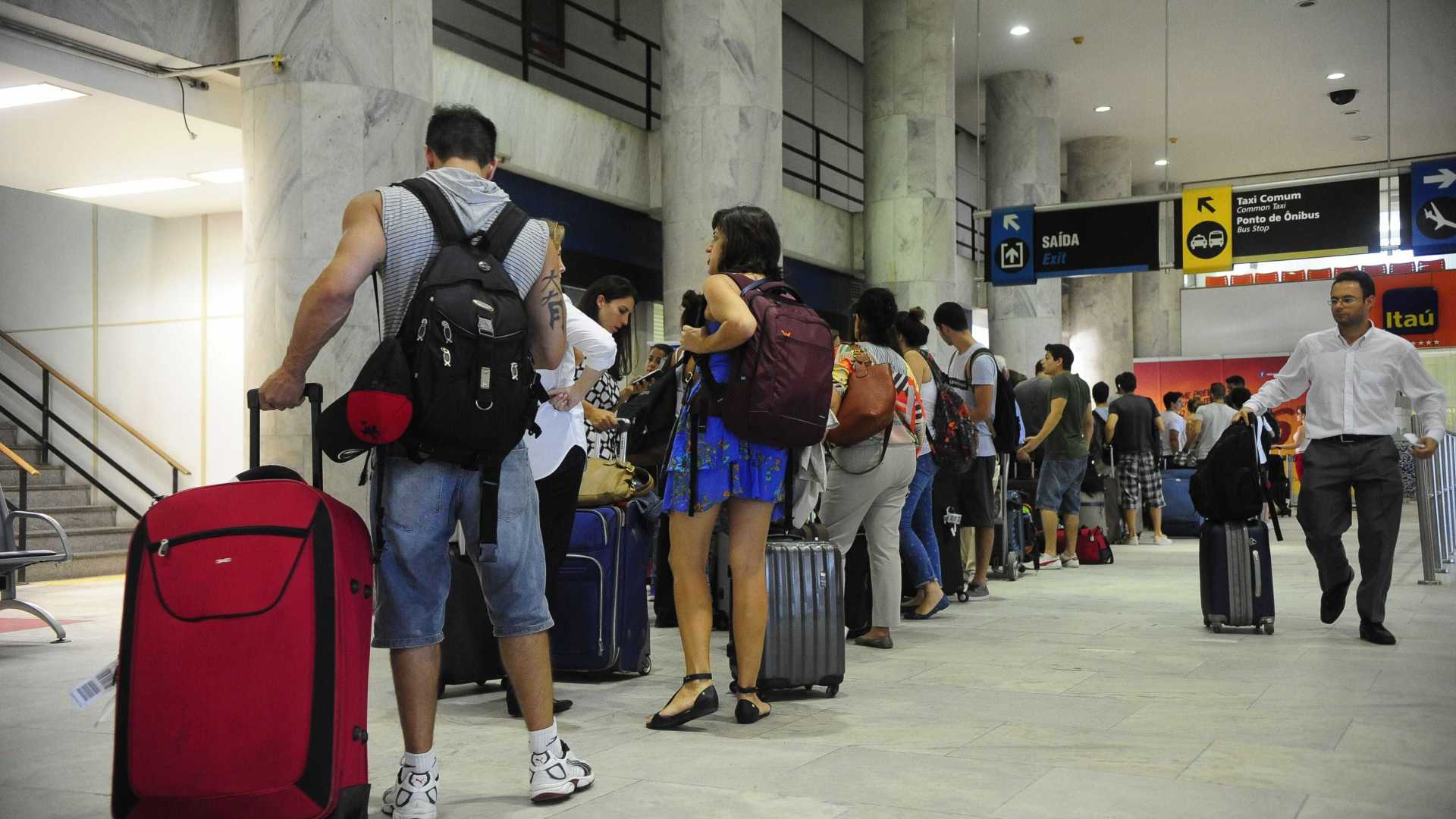 Empresas aéreas podem ser obrigadas a dar passagem a jovem baixa-renda