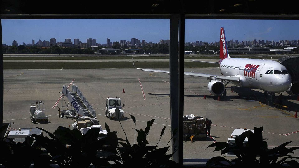 AVIAÇÃO: Greve afeta abastecimento de aviões; aeroportos têm combustível até 6ª