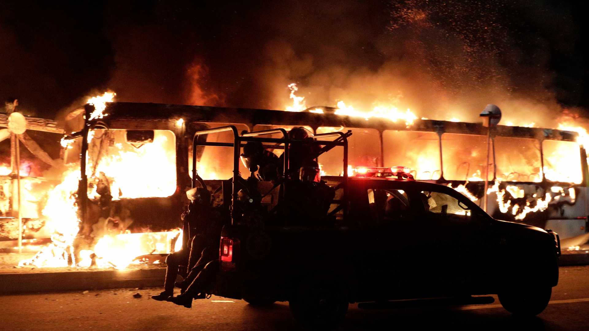 REPRESÁLIA: Quinze ônibus e 10 carros são incendiados após morte de homem por PM