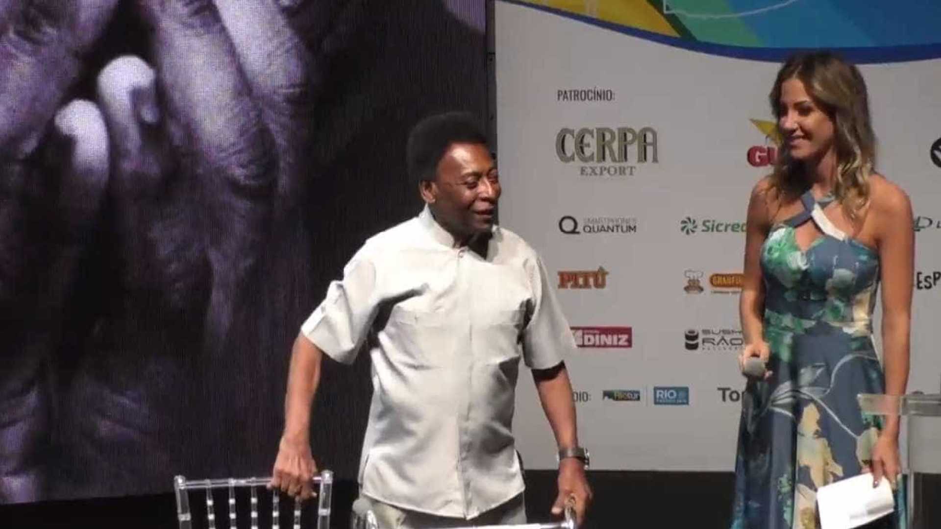 Pelé usa andador para chegar ao palco durante evento do Cariocão