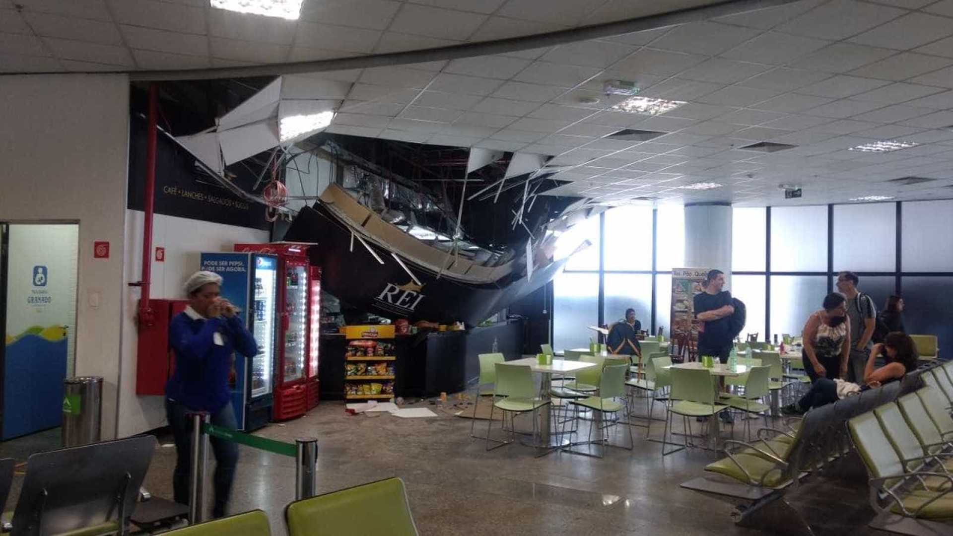 Parte do teto do Aeroporto de Brasília desaba por causa da chuva