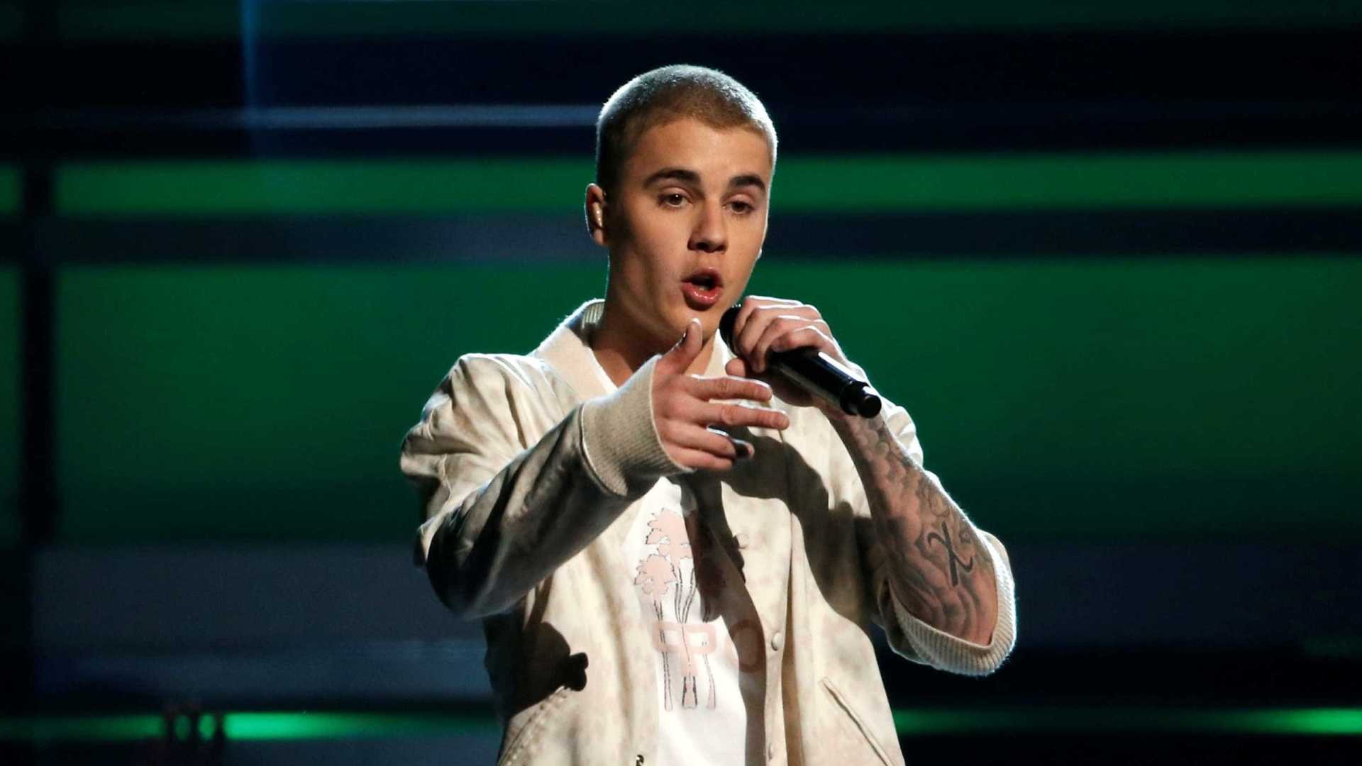 ATENCIOSO: Justin Bieber consola fã que assumiu ser gay e a convida para igreja