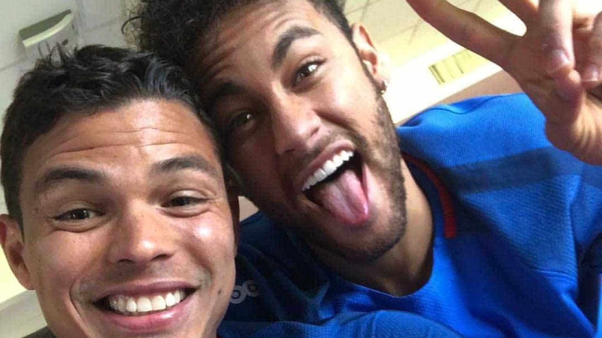 Neymar já trabalha no PSG e surge feliz em foto ao lado de Thiago Silva