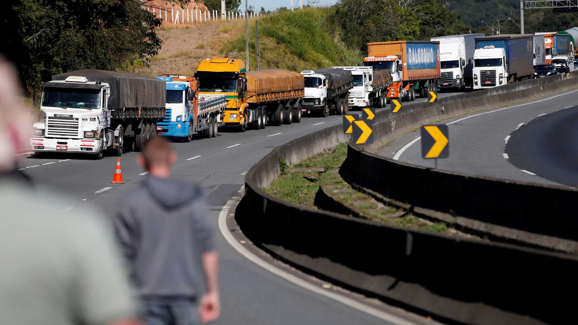 PROTESTO: Em 2º dia de protestos, caminhoneiros bloqueiam rodovias em 20 estados