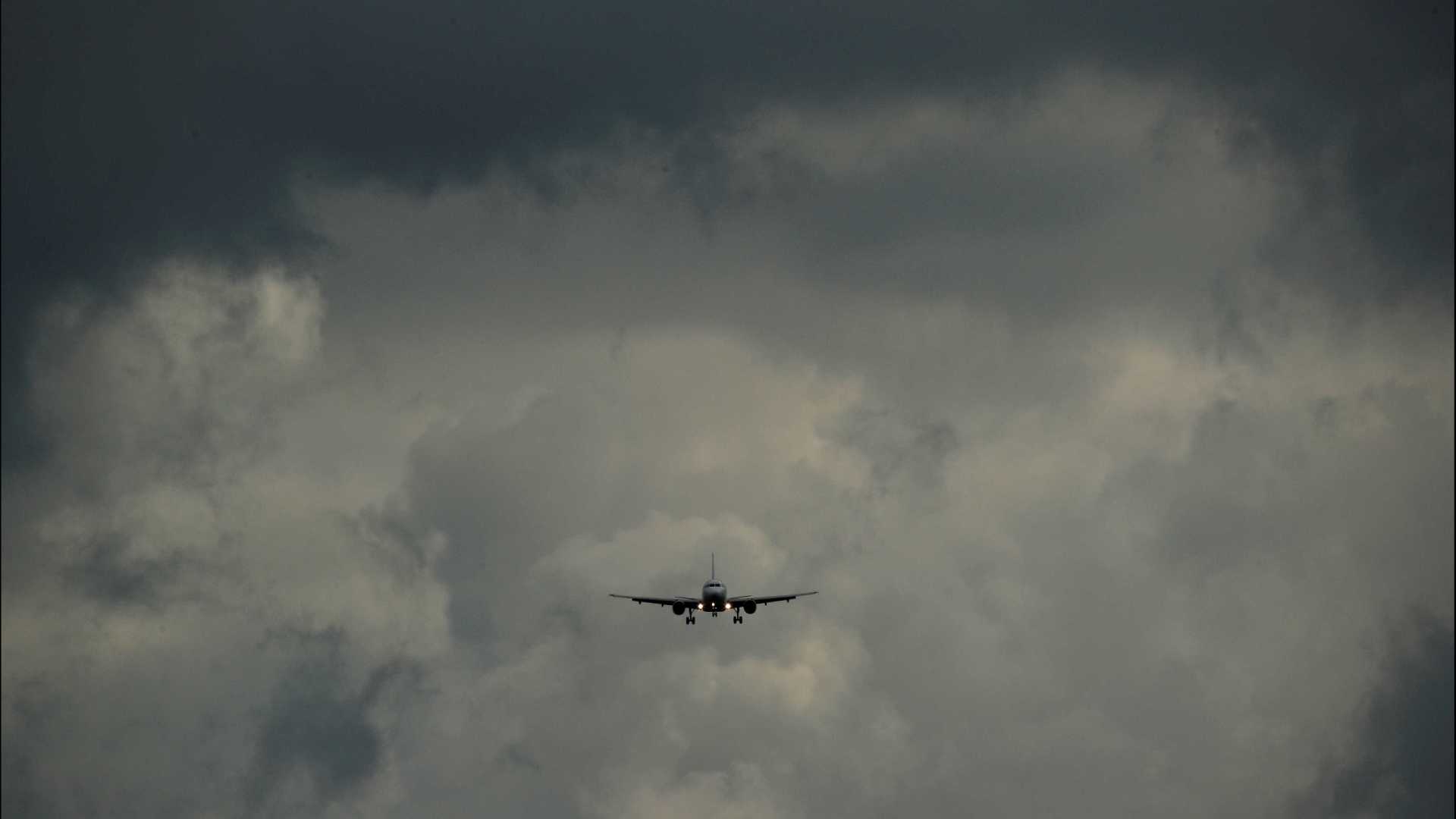 ARÁBIA SAUDITA: Avião faz pouso de emergência com mais de 50 feridos