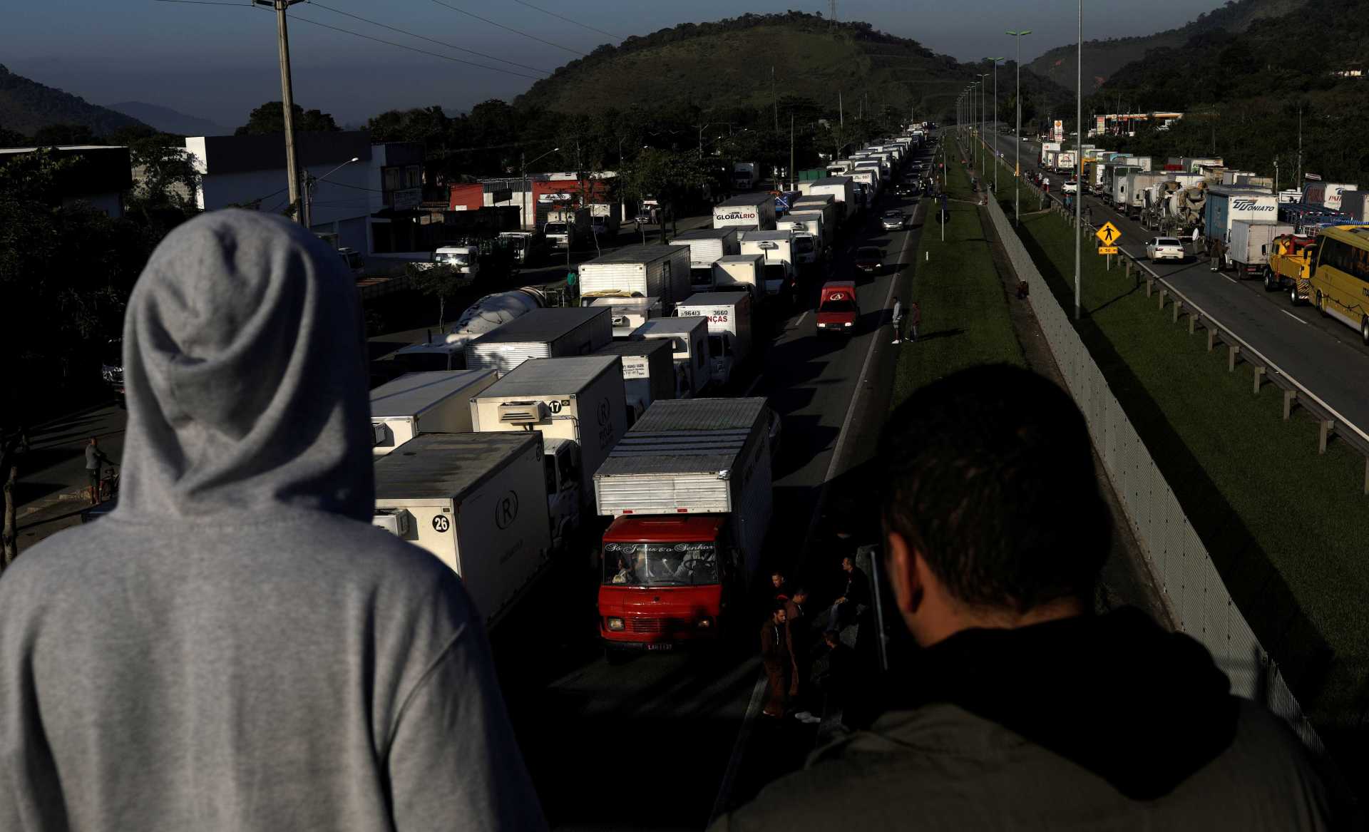 Greve dos caminhoneiros chega ao 8º dia