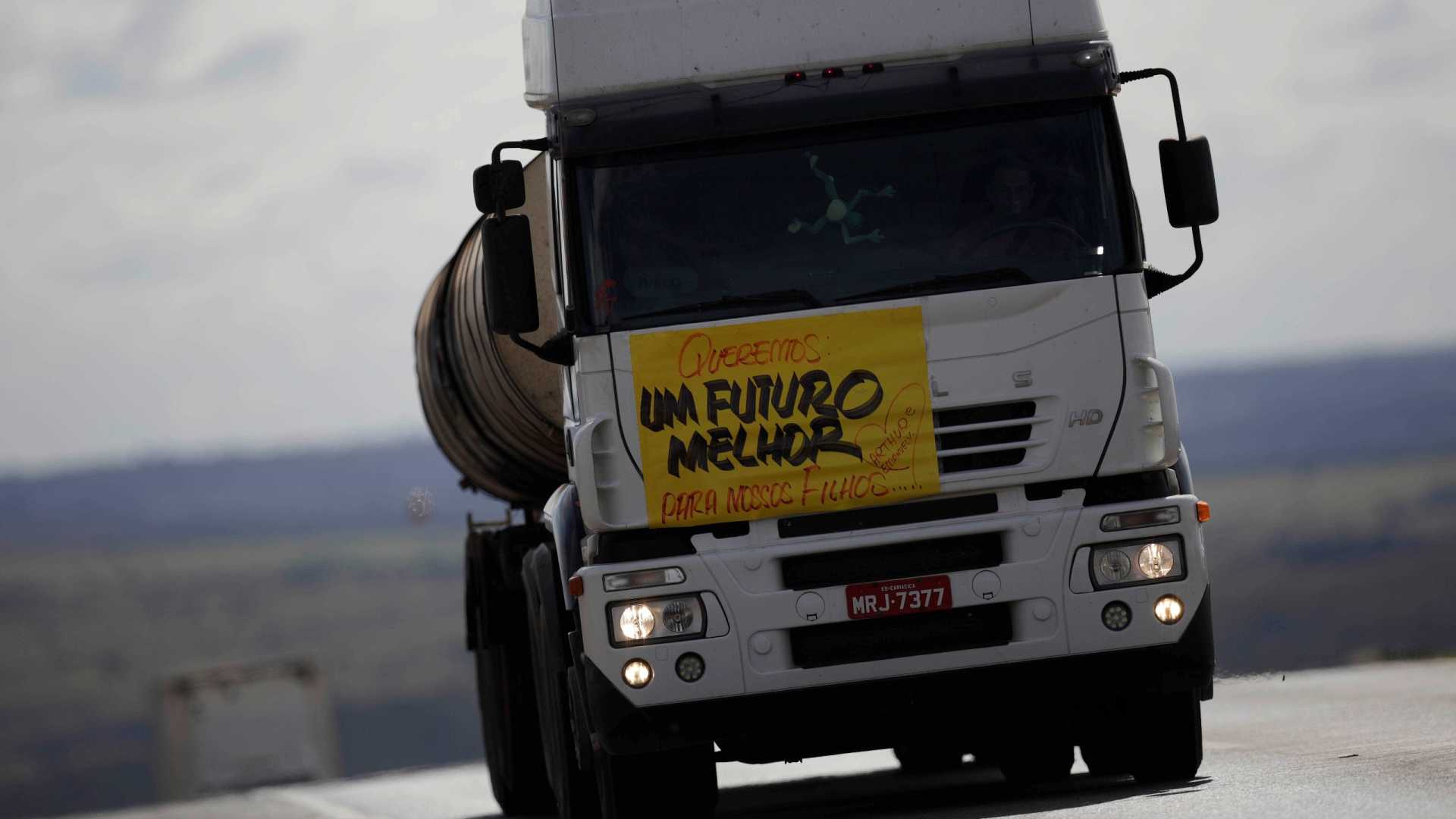 GREVE: Caminhoneiros começam a deixar estradas; entenda o que acontece agora