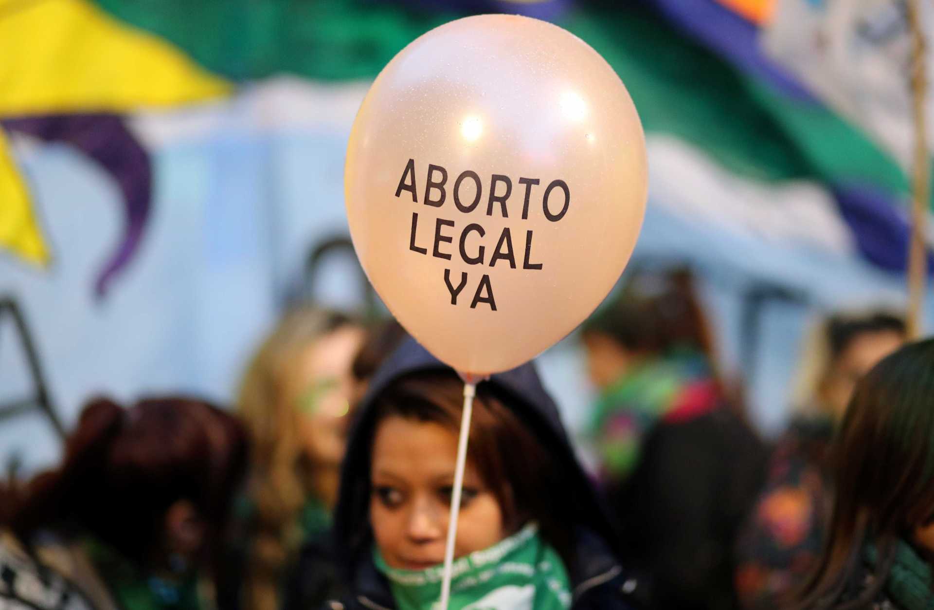 20 HORAS DE DEBATE: Câmara argentina aprova lei para legalizar aborto