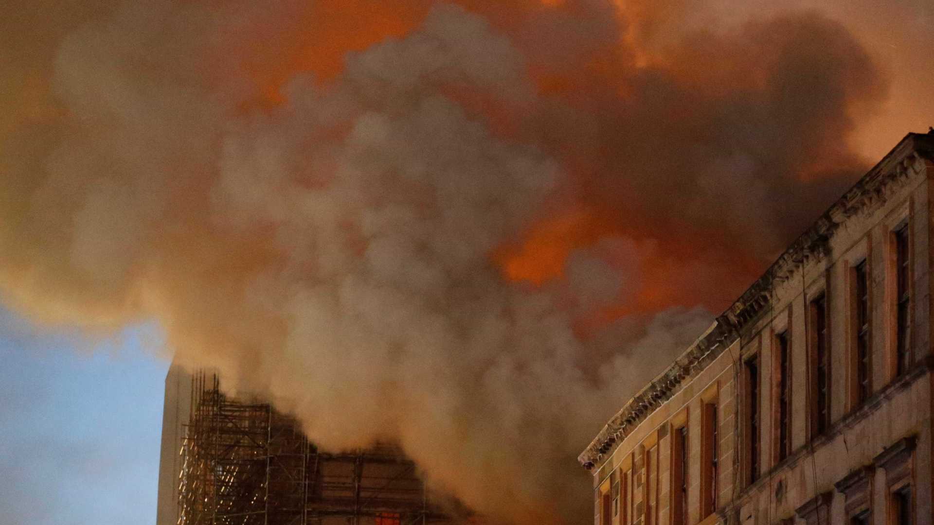 TRAGÉDIA: Fogo destrói prédio de famosa escola de arte na Escócia