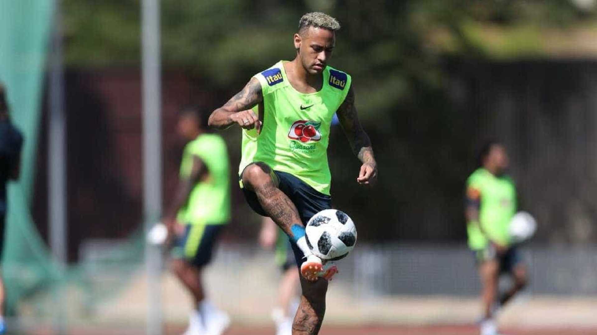 VOLTOU: Após susto, Neymar vai a campo e treina normalmente em Sochi