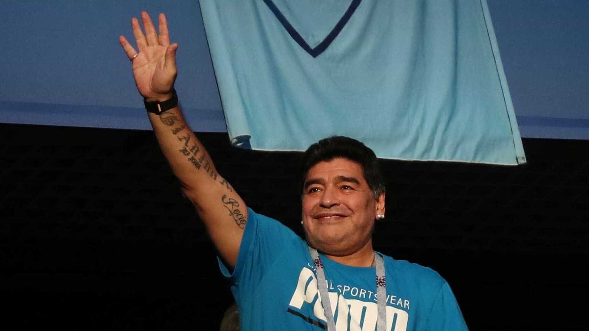 VÍDEO: Maradona 'esquisitão' durante jogo da Argentina viraliza no mundo todo