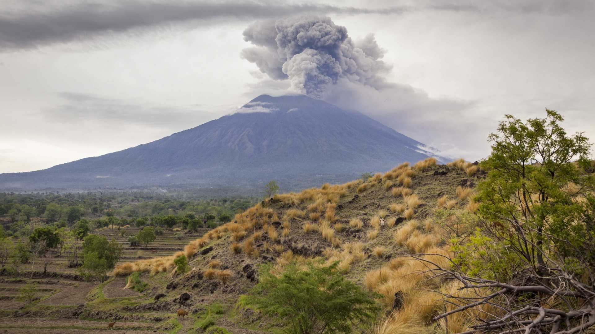 VULCÃO AGUNG: Erupção na Indonésia fecha três aeroportos e afeta 446 voos