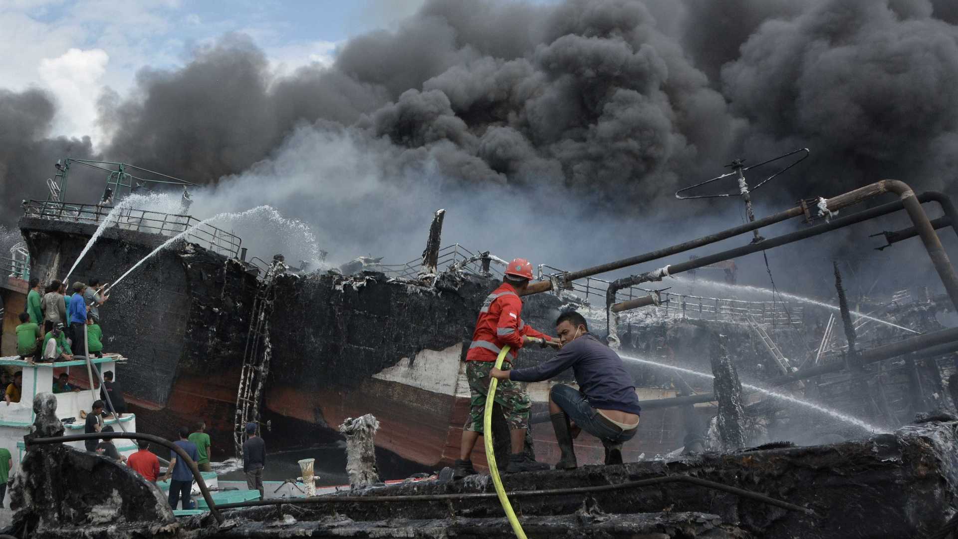 SUDESTE ASIÁTICO: Incêndio destrói 39 barcos de pesca em porto na Indonésia