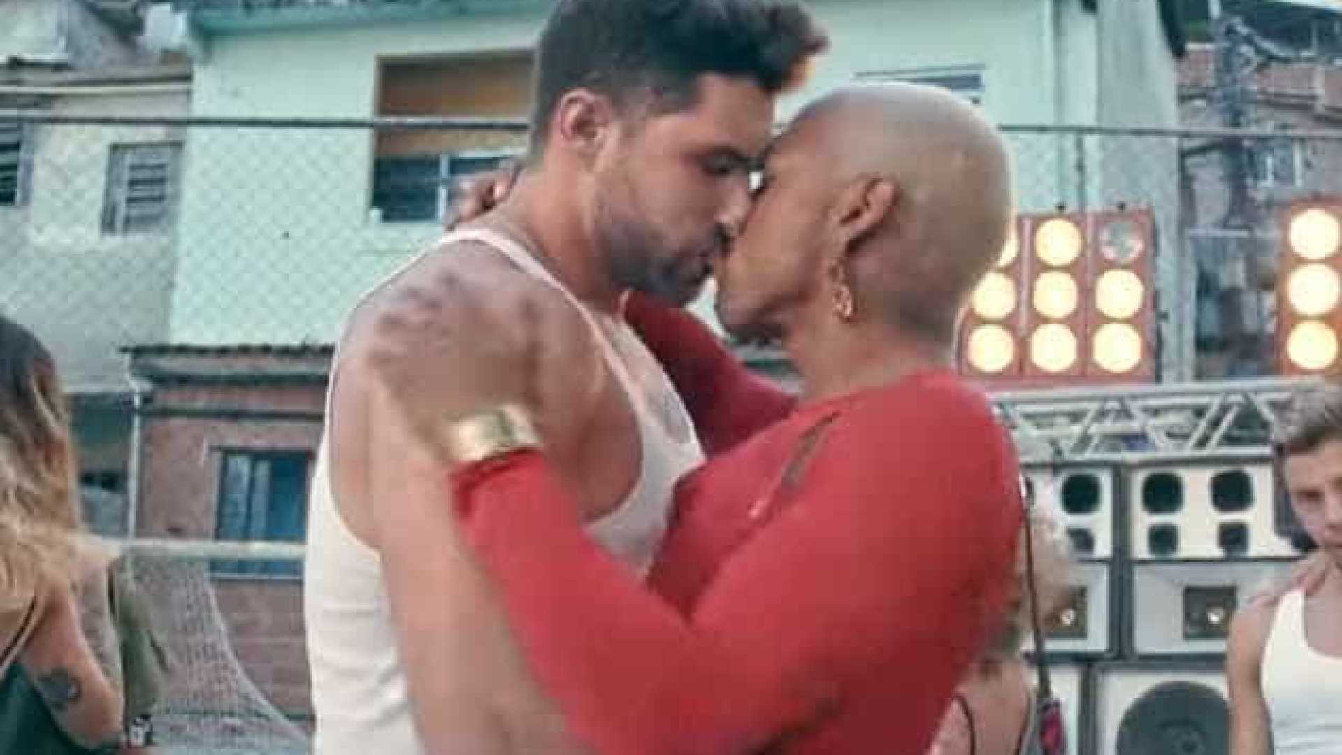 ASSISTA: Nego do Borel polemiza ao beijar bonitão da TV em novo clipe