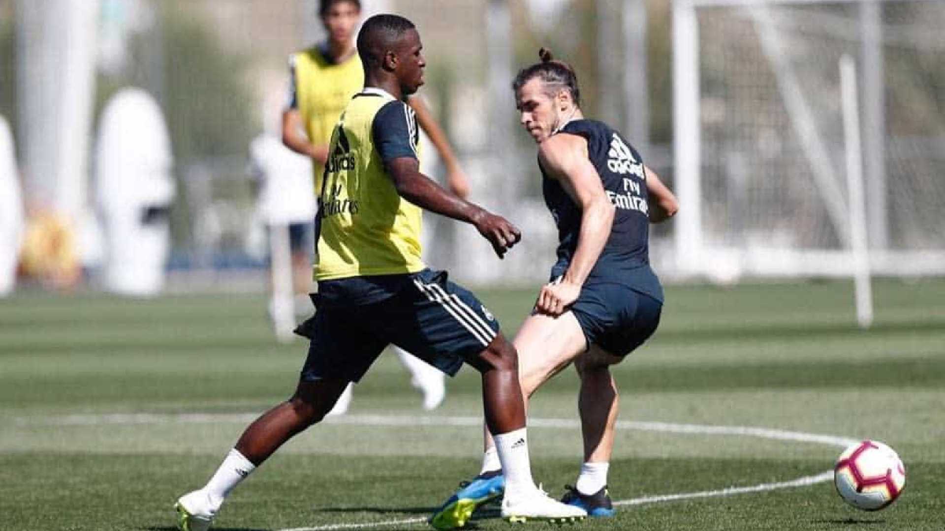 EM CASA: Bale fica ‘tonto’ com drible de Vinícius Jr. em treino no Real Madrid