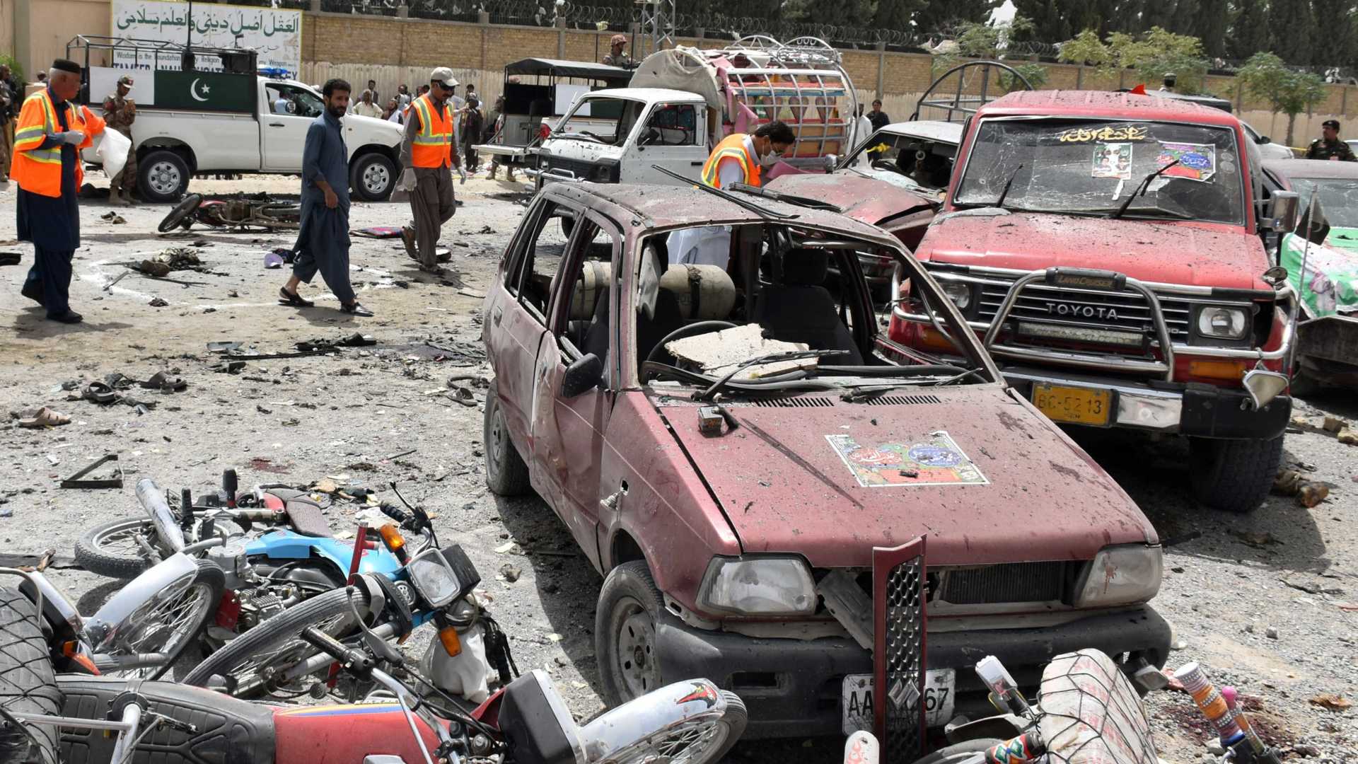 ATAQUE A BOMBA: Explosão em zona eleitoral deixa ao menos 31 mortos no Paquistão