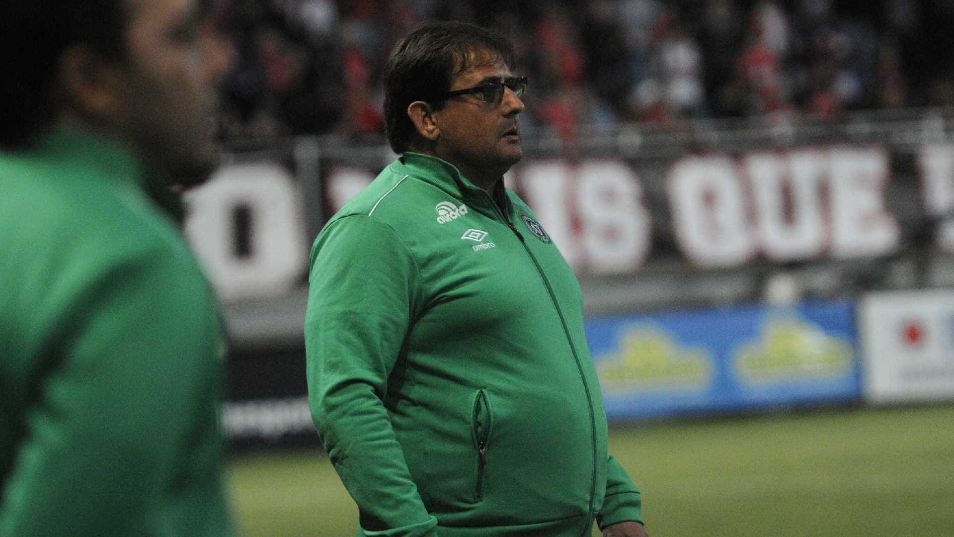 COMANDO TÉCNICO: Na briga contra o rebaixamento, Chapecoense contrata Guto Ferreira