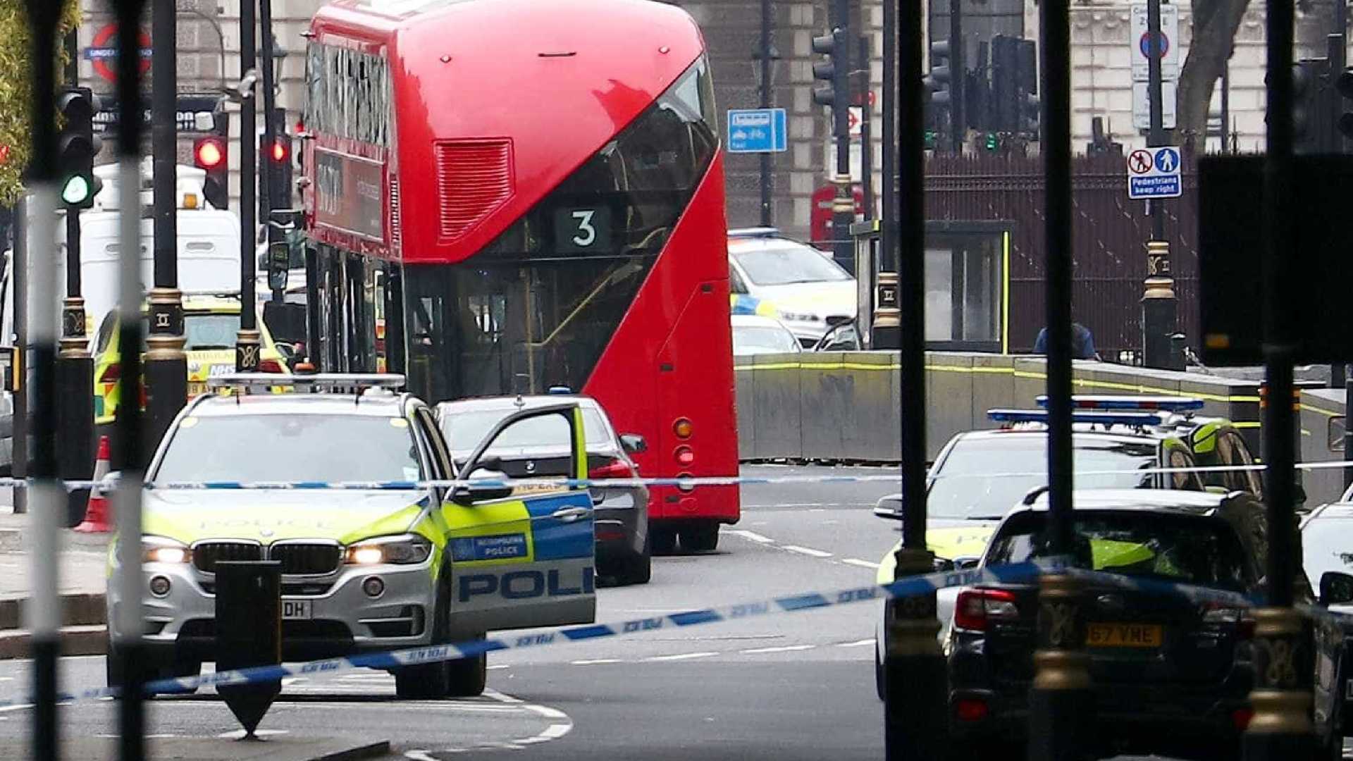 ATAQUE: Três pessoas são atropeladas perto de mesquita em Londres