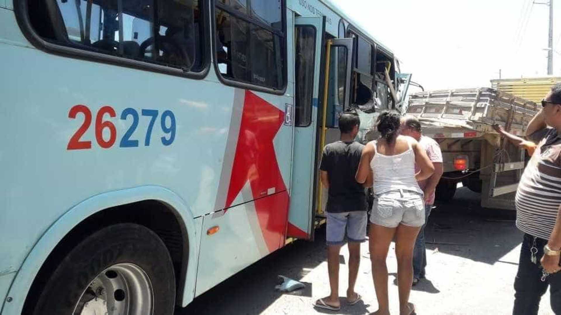 ÔNIBUS: Mãe salva bebê ao 'jogá-lo' para passageiro antes de acidente