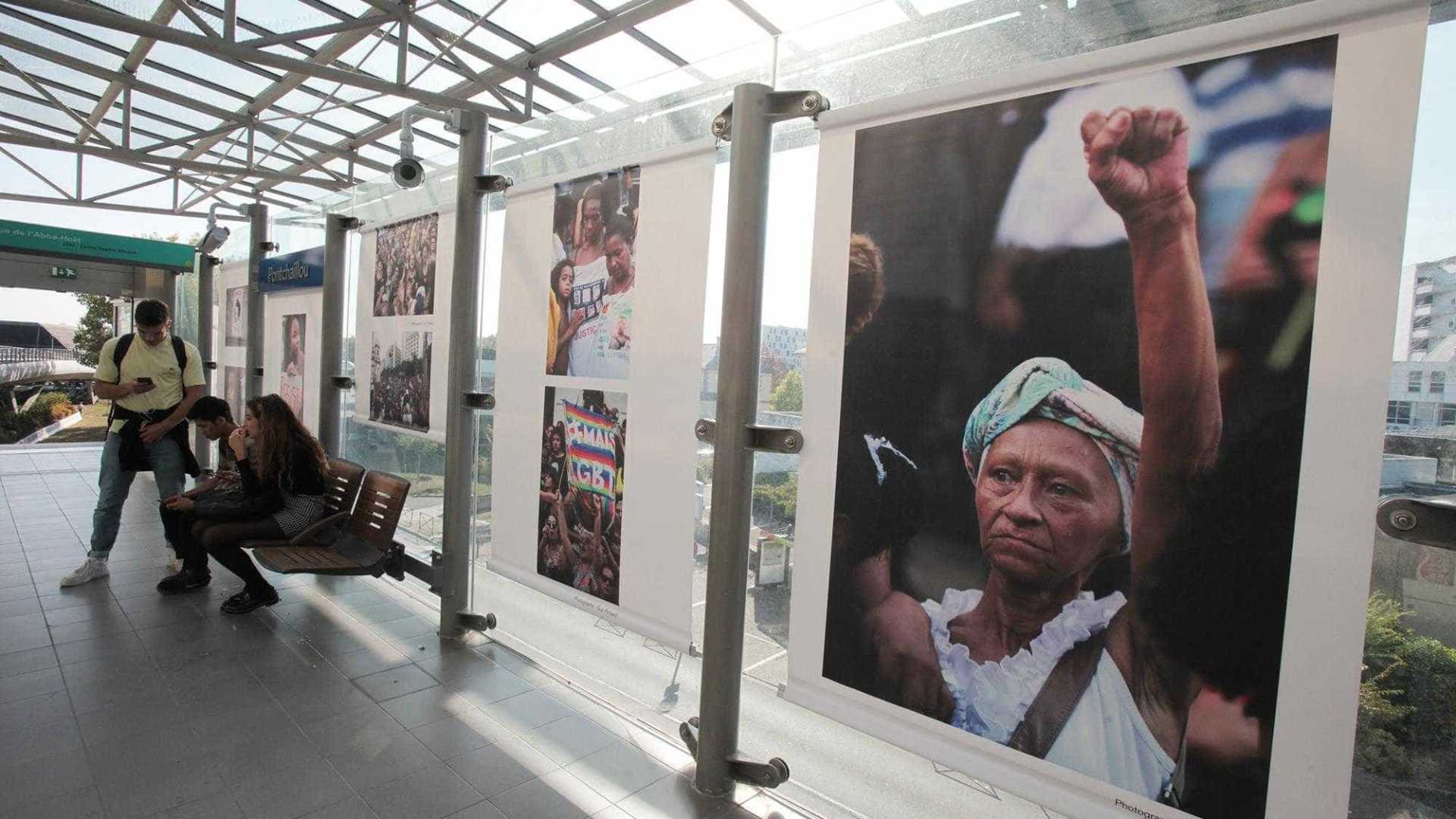 NO METRÔ DE RENNES: Fotos de atos em homenagem a Marielle são expostas na França