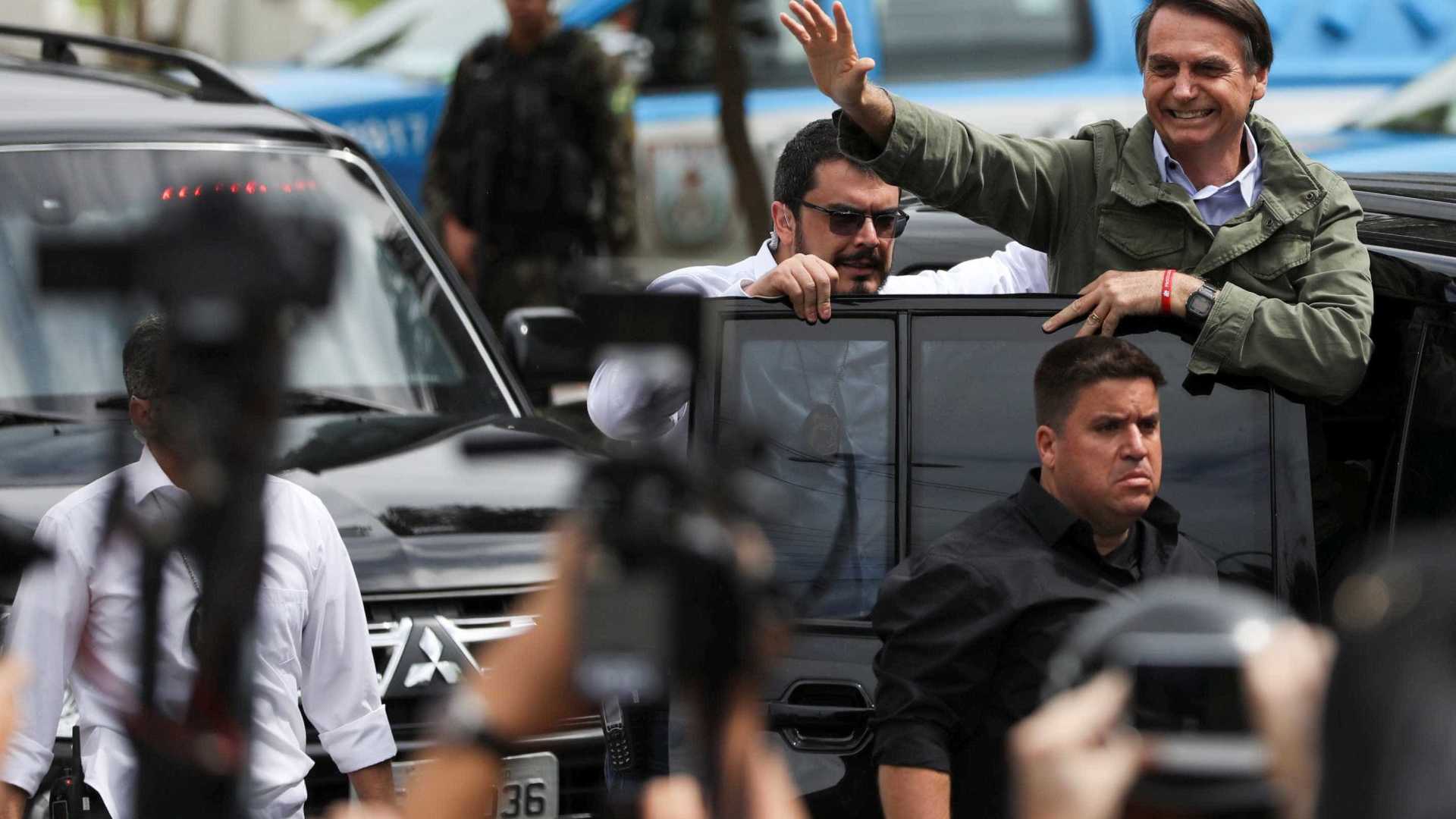 PROTEÇÃO: Com colete à prova de balas, Bolsonaro vota no Rio de Janeiro
