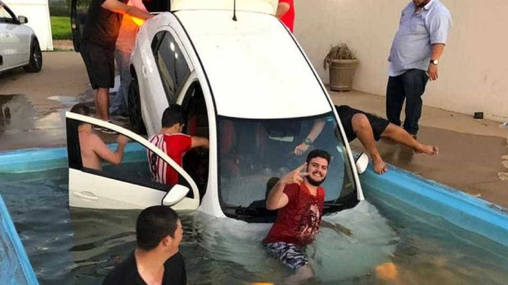 ASSISTA: Carro cai em piscina durante festa e 'resgate' viraliza