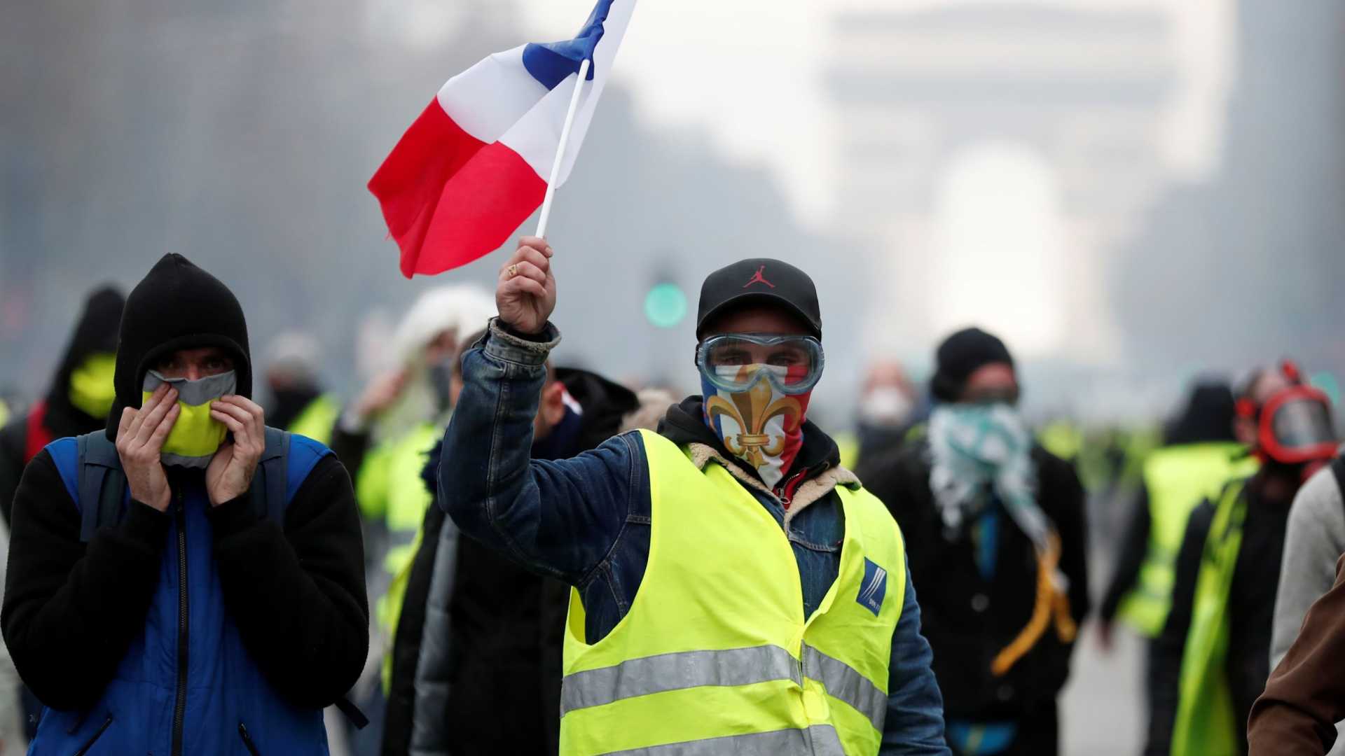 MANIFESTAÇÃO: Tensão em Paris: 'Coletes amarelos' entram em confronto com a polícia