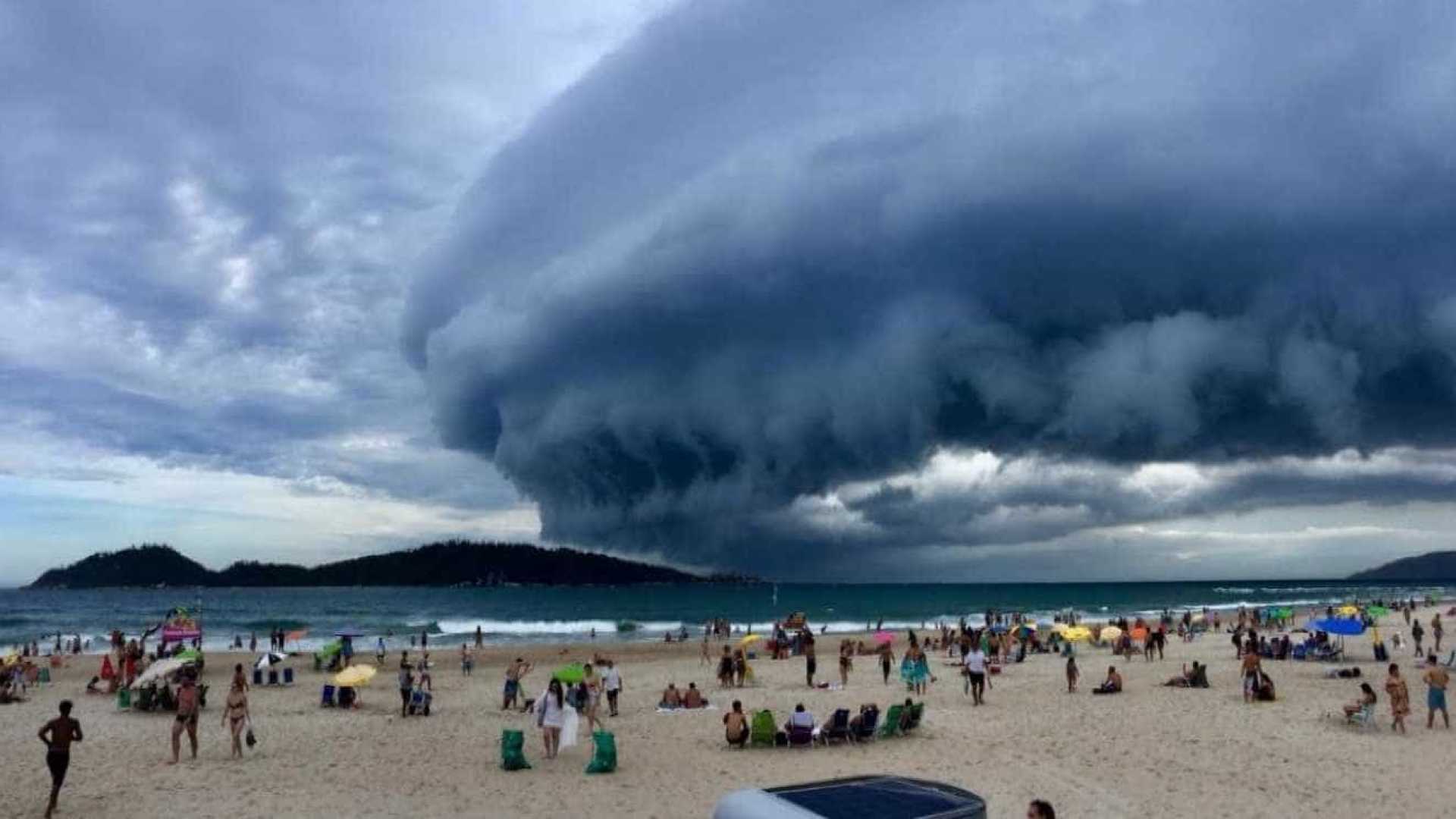 FENÔMENO: Nuvem gigante assusta turistas e moradores de Florianópolis