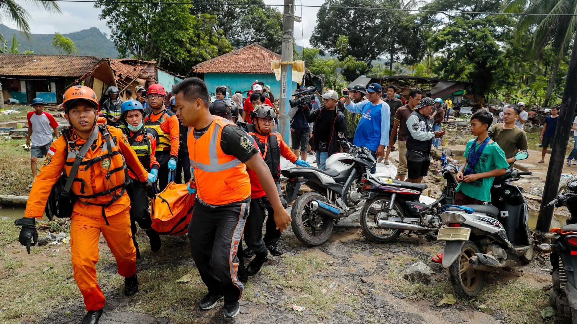 CONTAGEM: Sobe para 281 número de mortos em tsunami na Indonésia