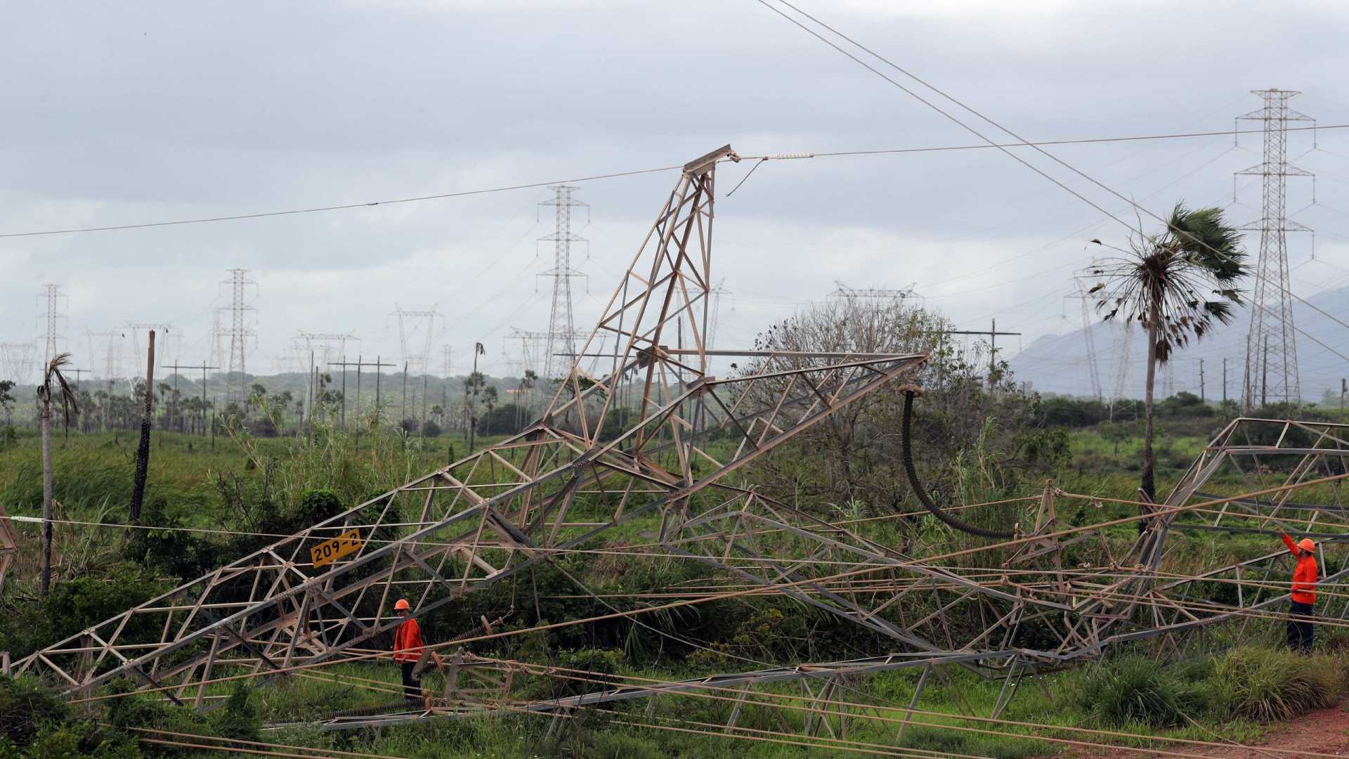 ATAQUES: Criminosos derrubam torre de transmissão de energia no Ceará